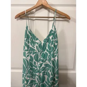 VICI Green White Tropical Leaf Print Midi Dress M Rayon Linen Front Slit Resort thumbnail 3