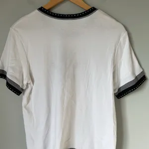 T & Company Vintage Embroidered T-Shirt Top Floral Print 100% Cotton Size Medium thumbnail 4