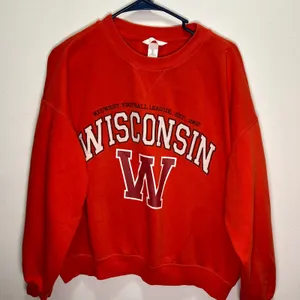 HM Wisconsin Midwest Football League Sweatshirt Red‎ Graphic Pullover Large thumbnail 2