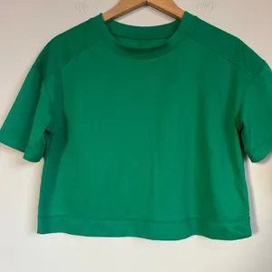Everlane Boxy Crop Perform Tee thumbnail 3