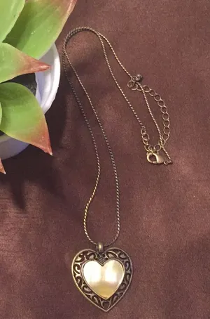 ❤️HEART NECKLACE❤️WORN ONCE❤️OFFERS CONSIDERED.❤️ thumbnail 1