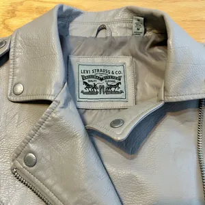 Levi’s Cream Faux Leather Belted Biker Jacket - Oversized‎ Moto - Size Medium thumbnail 6