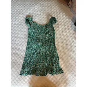 Green floral print puff sleeve mini dress thumbnail 2