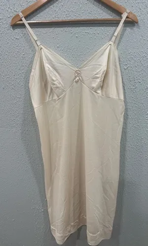 VTG 70s Vanity Fair Beige Antron Nylon Full Dress Slip 40 Lace Trim Adj Straps thumbnail 1