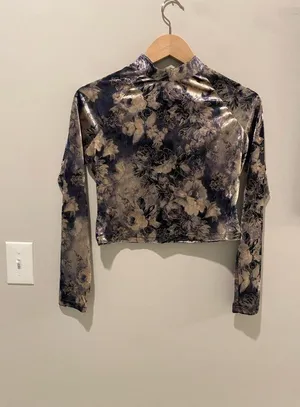 Lane 201 NWT- Velvet Floral Long Sleeve Crop Top-Size Medium thumbnail 2
