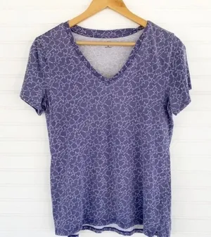 a.n.a Star Print V-Neck T-Shirt Size Medium Purple Short Sleeve Celestial‎ Top thumbnail 1