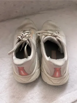 cream-colored HOKA Arahi 7 running sneakers size 7 thumbnail 2