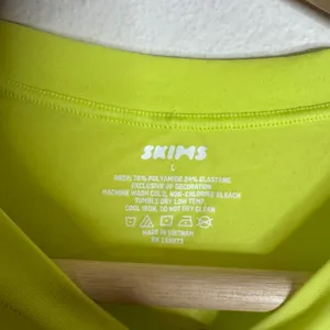 SKIMS Fits Everybody T-Shirt Women's Short Sleeve Daffodil Neon Yellow Size L thumbnail 2