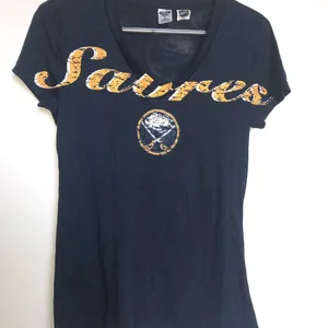 🆕 NHL Buffalo Sabres Tee Size M thumbnail 1