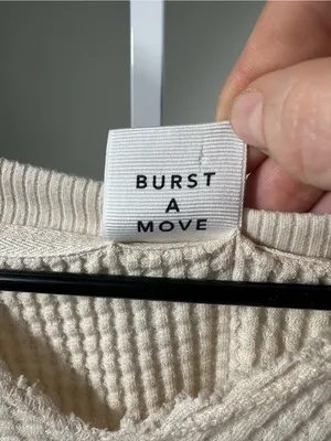S77. Aerie Cream Waffle Knit V-Neck Sweater thumbnail 3