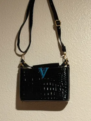 Stylish and elegant handbag in good condition. Perfect for everyday use, work, shopping, or going out. Spacious enough to carry your essentials and easy to match with different outfits. Please check the photos for the exact condition and details. thumbnail 2