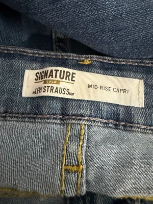 Signature by Levi Strauss Mid Rise Medium Blue Capri Jeans thumbnail 4