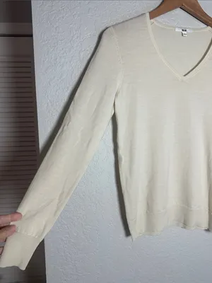 Uniqlo V-Neck Merino Wool Sweater Eggshell Ivory Cream Minimalist Preppy thumbnail 3