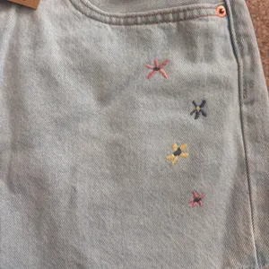 Levis 501 Original‎ High Rise Jean Shorts Light Wash Embroidered Flower 32 NEW thumbnail 3