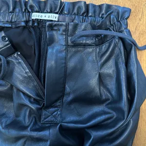 Alice + Olivia Womens Black Faux Leather Ankle Trousers Pants XS Pockets Pleated thumbnail 9