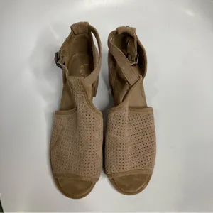 Koolaburra‎ by UGG perforated heeled sandals size 6.5 thumbnail 4