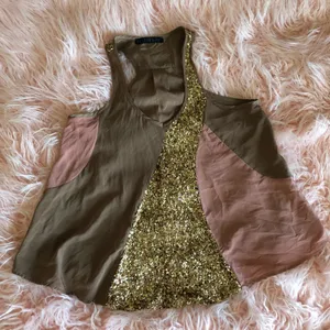 💕Fun Glittery Top💕 Size M thumbnail 1