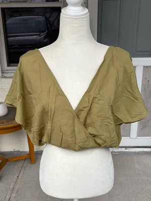 Forever 21 Crop top Size M thumbnail 1