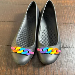 Crocs Gianna Flat Shoes Women 7 Black Rainbow Chainlink Accent Slip On Comfort thumbnail 5