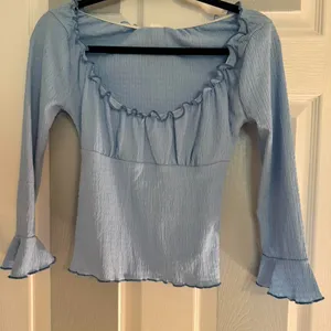 Urban Outfitters ( Kimchi Blue) Lovisa Blue Crinkle Bell Top, NWOT. Size XS. thumbnail 2