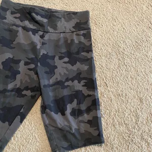 Wild Fable Gray/Back Camouflage Biker Shorts thumbnail 2