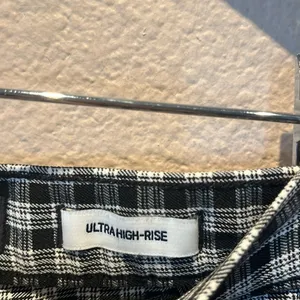 Hollister Women’s Black and White Plaid Stretchy Pants Medium Ultra High Rise thumbnail 7