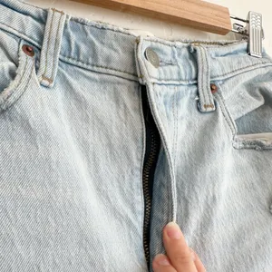 Abercrombie | 90s Straight‎ Ultra High Rise Distressed Knee Jeans Light Wash thumbnail 4