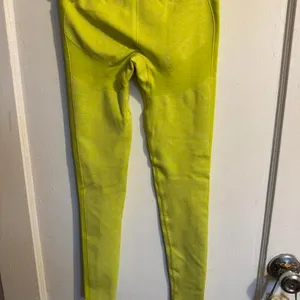 Gymshark Vital Seamless 2.0 Leggings Women's XS Neon Yellow Workout Gym thumbnail 3