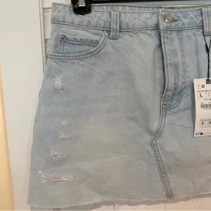 New Zara Ripped Denim Mini Skirt Sz L Distressed Hem Light Blue NWT thumbnail 2