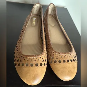 Report “Madella” Tan Ballet Flats Size 9.5 thumbnail 2