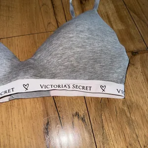 Gray Victoria’s Secret bra thumbnail 2