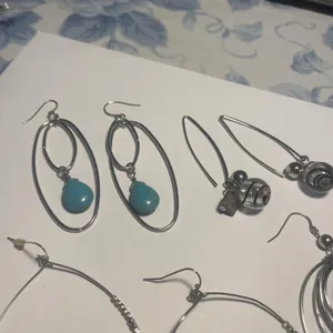 Women’s Lot Of 4 Silver Tone Dangle Costume Earrings Pierced Beaded Mix thumbnail 6