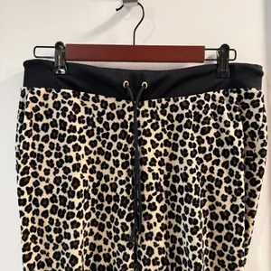 Juicy Couture Women’s Leopard Velvet Track Suit Size M thumbnail 6