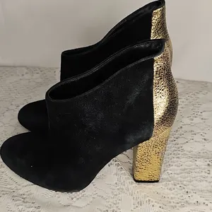Sigerson Morrison Black Gold Suede Block Heel Slip On Ankle Bootie Boots Sz 9.5 thumbnail 4