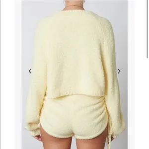 Nia - Cropped Raglan Knit Sweater in Lemon thumbnail 7