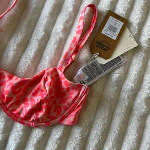 NWT Billabong Neon Pink Animal Print Olivia Bikini Top thumbnail 2
