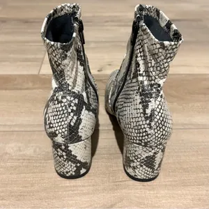 Time and Tru Heeled‎ Snakeskin faux leather zip Ankle Boots black cream size 7.5 thumbnail 3