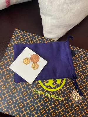 Tory Burch MILGRAIN LOGO HEX Gold tone PLATED STUD EARRINGS NWT in dust bag thumbnail 6