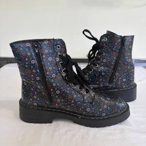 True Craft Korri 3 Floral Combat Boots Black Multicolor Lace Up Side‎ Zip 9.5 M thumbnail 2