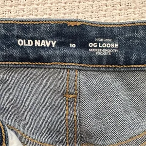 Old Navy Relaxed Fit Women’s Jeans in Blue thumbnail 3