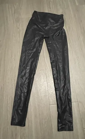 High-Waist Black Leggings - Women thumbnail 1