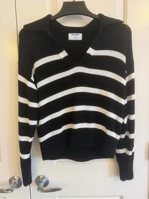 Old Navy Black & White Striped V-Neck Sweater thumbnail 2