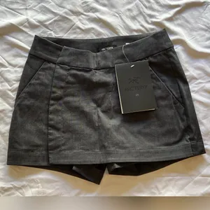 NWT Arc'teryx A2B Skort Denim Look City Life/Bike Commuter Line Size 0 thumbnail 1