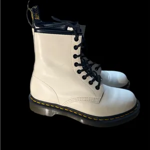 NWOT doc martens White Lace-Up Boots with Black Accents 11821 jyoo4 size 8 thumbnail 2