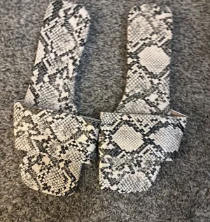 Black and white slide sandal size 8 thumbnail 1