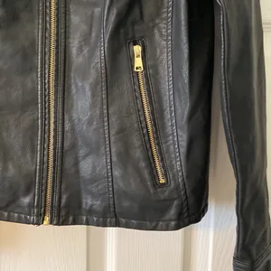 Baccini Faux Leather Black Women's Jacket size S excellent condition length 23” thumbnail 5