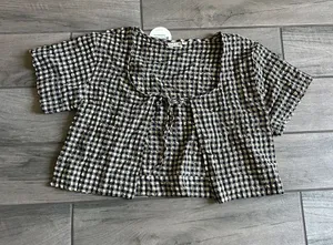 Gingham Scoop-Neck Cropped Top in Black & Cream thumbnail 1