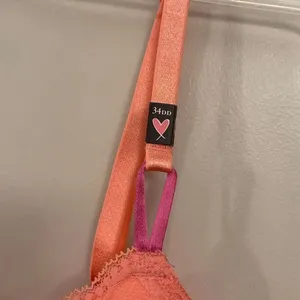 Victoria’s Secret push-up bra size 34DD thumbnail 3