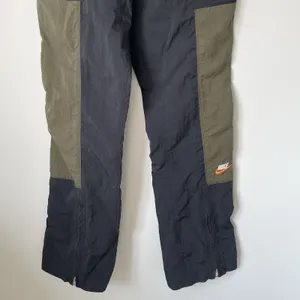 Nike Women's City Utility Zip Cuff Track Pants Athletic Black Green Size Medium thumbnail 6