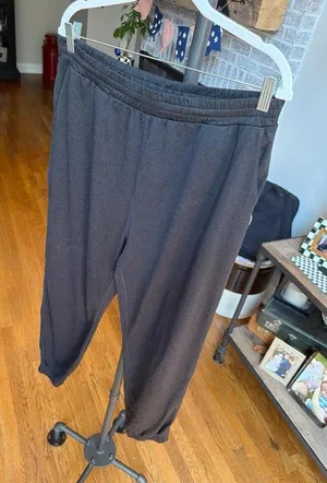 Vuori joggers or sweatpants black woman's XL thumbnail 1